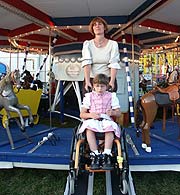 Über eine Rampe gelangen Rollstuhlfahrer zum Pemperlprater-Rolliplatz. Die kleine Lea und ihre Mutter haben die Konstruktion getestet und sind begeistert. Foto: Schubarth